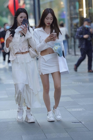 街拍白短裙小姐姐跟闺蜜