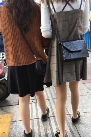 跟拍两位苗条细腿短裙丝袜妹纸（视频版）