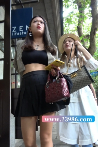 查看完整内容：4K - 街拍黑色性感百褶短裙美眉 [1.68 GB/MP4]（视频版） - 共10张图片