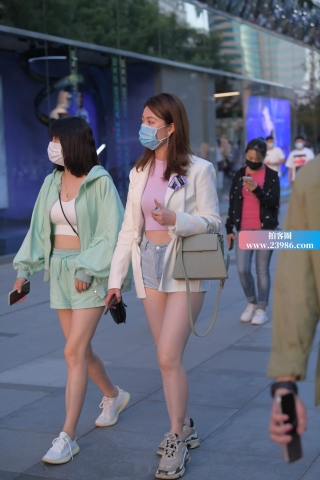 夕阳下的热裤小妹