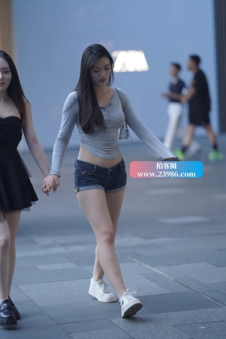 街拍紧身超短热裤美眉