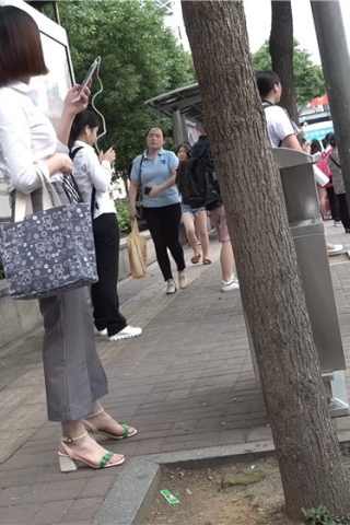 等公交的鲜嫩玉足，凉高跟MM（视频版）