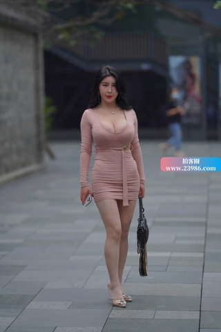 丰满包臀裙美女