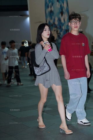 夜拍白皙的美腿女盆友（完整版）