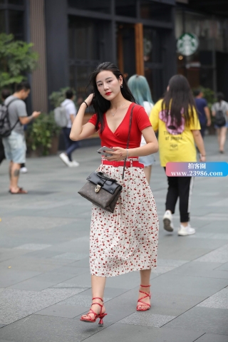 街拍红色凉高跟女孩