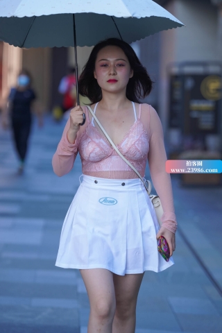 街拍白短裙丰满女孩