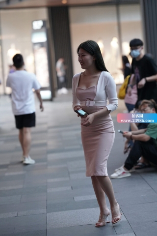 搭讪街拍开叉燕尾包臀裙美女