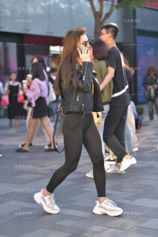 街拍紧身黑裤美女