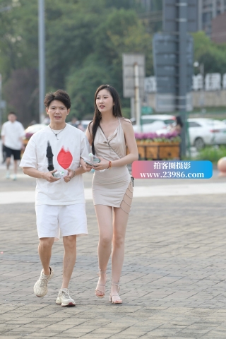 街拍开叉短裙长腿美女