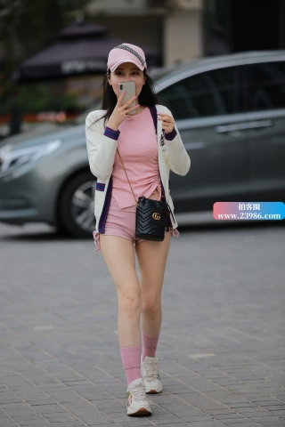 街拍喜欢粉色的小姐姐