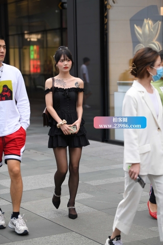 街拍黑丝小姐姐