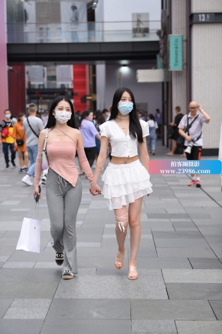 街拍白色短裙气质mm