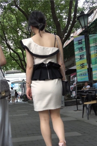 4K 性感身材米色吊带裙街拍高跟美女（视频版）