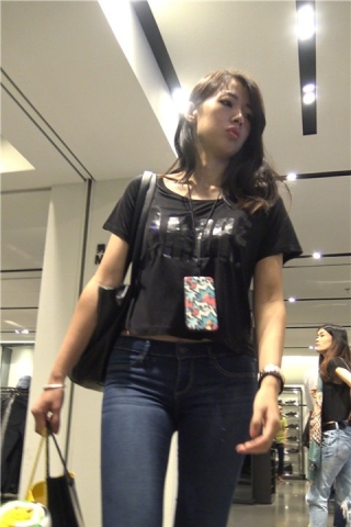 查看完整内容：4K 紧身牛仔裤黑T恤美女逛街 3  [296 MB]（视频版） - 共6张图片