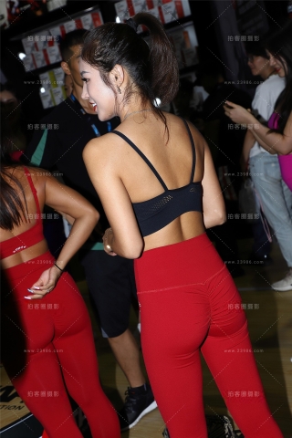 查看完整内容：马尾辫红色紧身裤美女 - 共19张图片