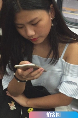 玩手机很入迷的美人，确实漂亮（视频版）