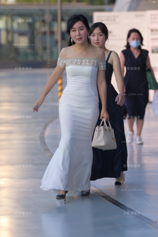 查看完整内容：丰腴的晚装熟女 - 共13张图片