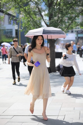 街拍米色长裙美女