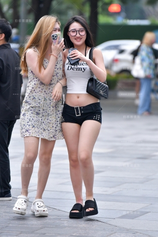 ★开心热裤闺蜜美女