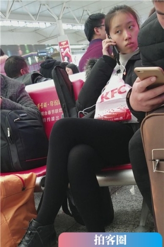 查看完整内容：4k-高铁站候车室偶遇低头玩手机的黑丝打底裤美女（视频版） - 共8张图片