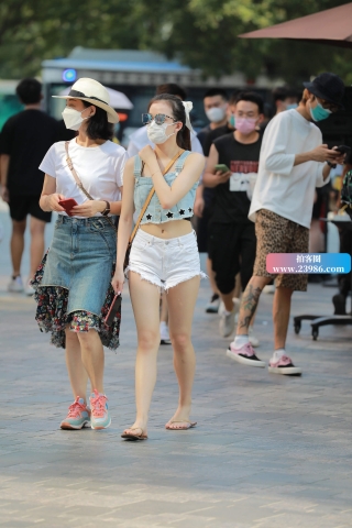 街拍超短热牛马尾辫美眉