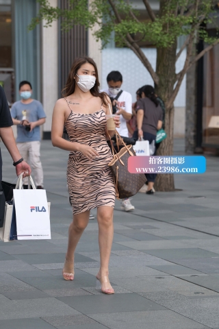 街拍性感吊带裙美女