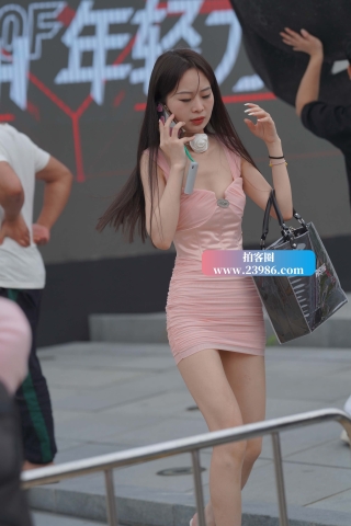 街拍粉色包臀裙性感美女