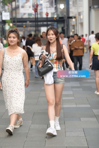 苗条匀称身材马尾辫小姐姐