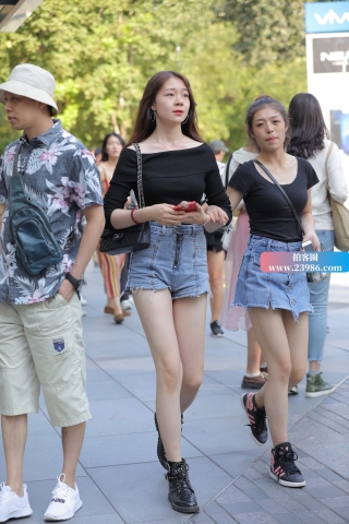 街拍牛仔热裤小姐姐笑得很开心