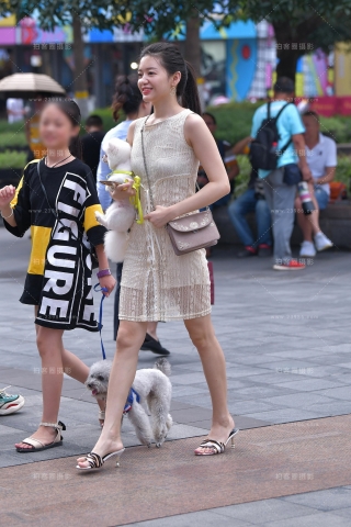 【视觉冲击赛贴】遛狗美女，迷倒我了~