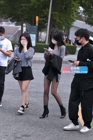 街拍灰裙黑丝
