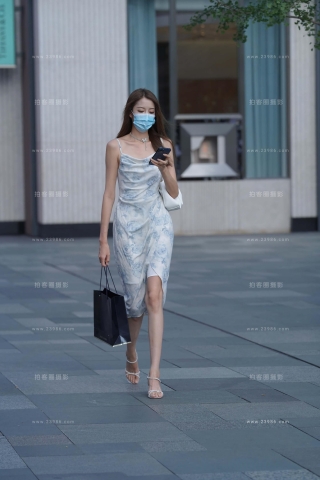 街拍逛街购物的吊带裙美女