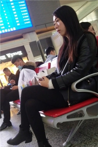 查看完整内容：4k-黑色裤袜美腿姐姐、等车略显无聊（视频版） - 共10张图片