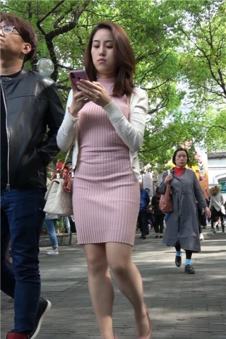 4K - 性感粉色短裙好身材气质街拍高跟美女 [1.55 GB/MP4]（视频版）