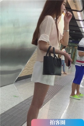 地铁上偶遇超美丽的美腿小清新美女（视频版）