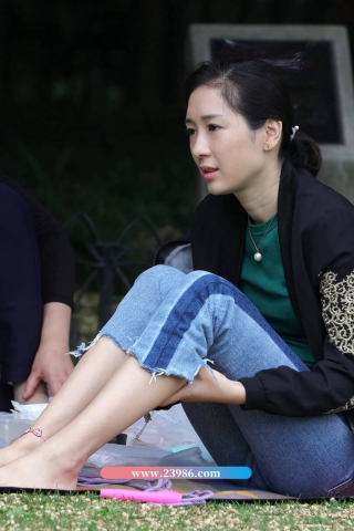 查看完整内容：紧身7分牛仔美白少妇 - 共22张图片