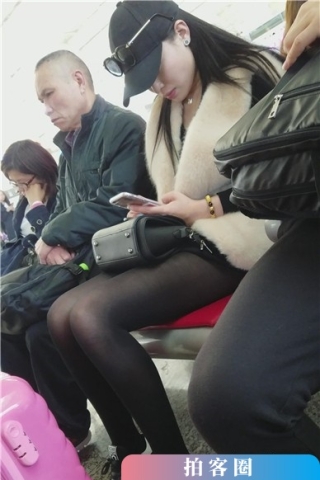 查看完整内容：4k-低头玩手机黑丝美腿女神姐姐，太美了。（视频版） - 共6张图片