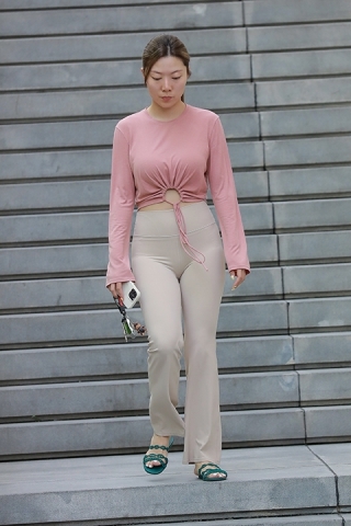 肉色瑜伽裤美女