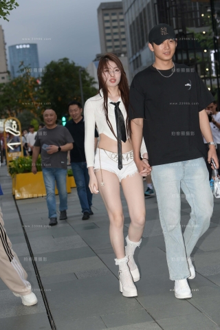 大长腿白热裤眼镜妹