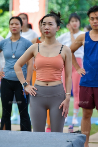 ★橙色吊带紧身裤美女