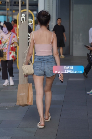 街拍苗条的高腰热裤美眉