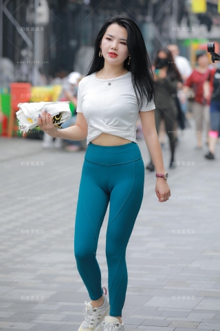 【玻璃街拍】蓝色瑜伽裤美女