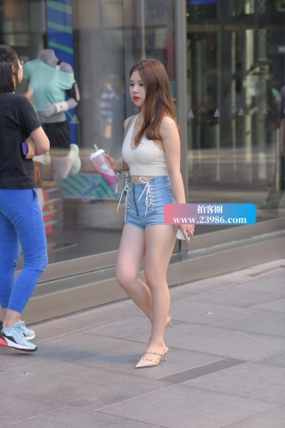 搭讪街拍高腰热裤女孩