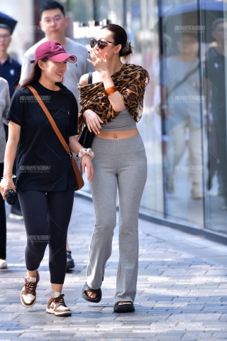 ★美甲太阳镜紧身裤美女