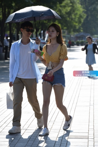 街拍热裤辣妹子