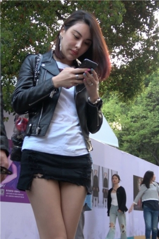 4k-街拍皮衣外套超短裙性感美女 [1.19 GB]（视频版）