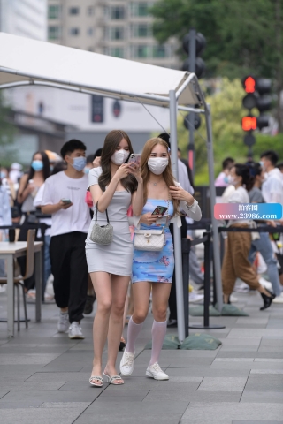 一对紧身姐妹花