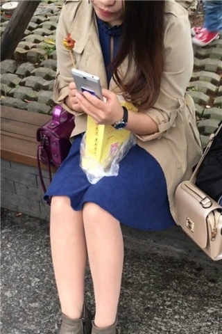 街拍丝袜短裙美腿美眉花圃边休息（视频版）