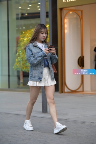 街拍有点婴儿肥的小MM