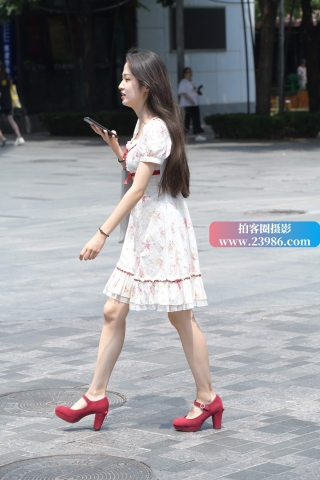 街拍连衣裙高跟妹纸